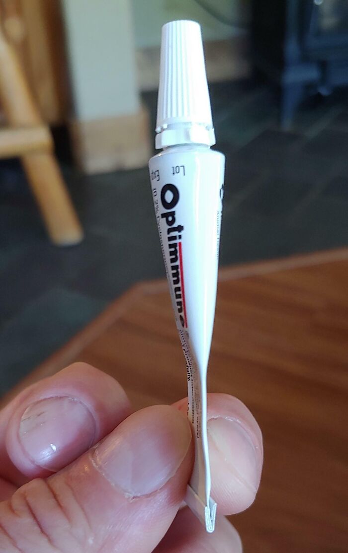Estas gotas oculares cuestan 60$, mi perro las necesita para no quedarse ciego. He tenido que sacar todo este aire antes de que saliera el producto