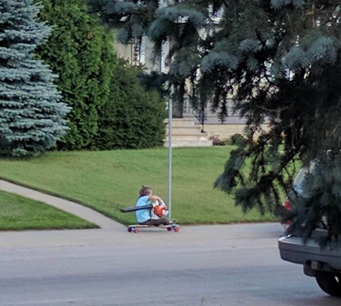 Este niño en monopatín usando un soplahojas para ir rápido es mi héroe personal