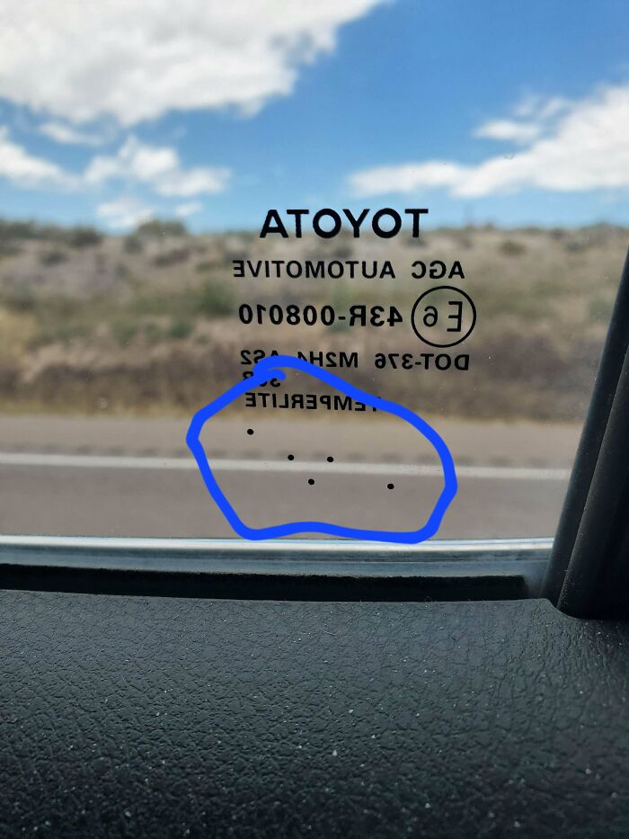¿Para qué son estos puntos en el cristal de mi toyota?