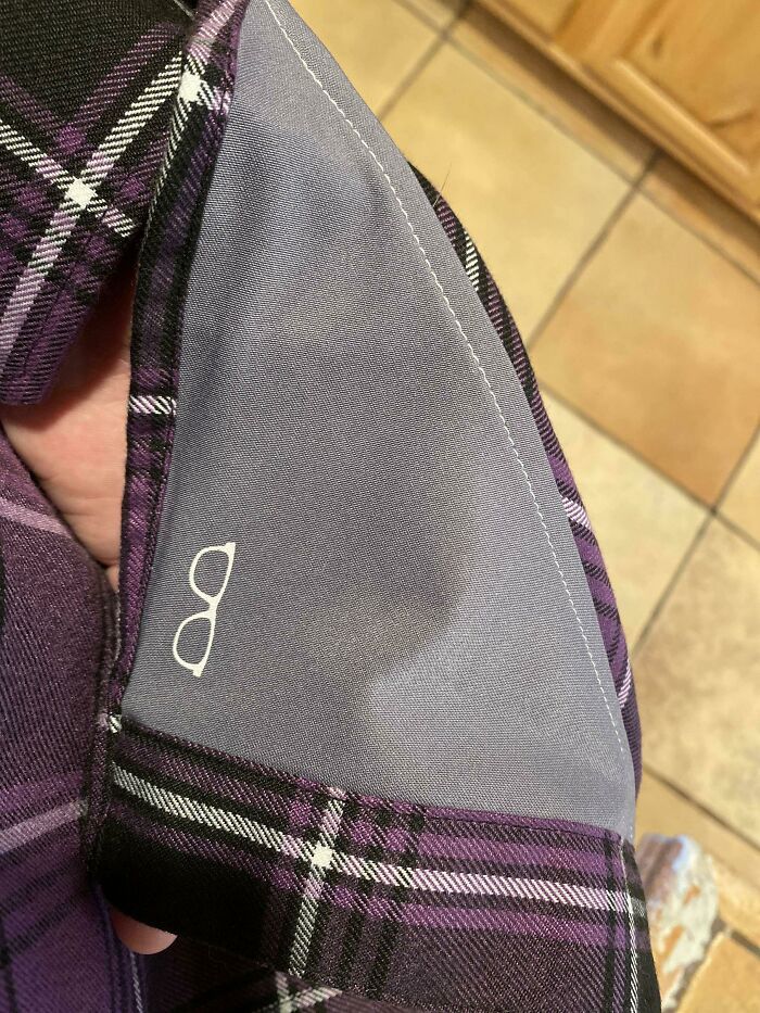 Mi camisa tiene una tela cosida dentro para limpiar las gafas