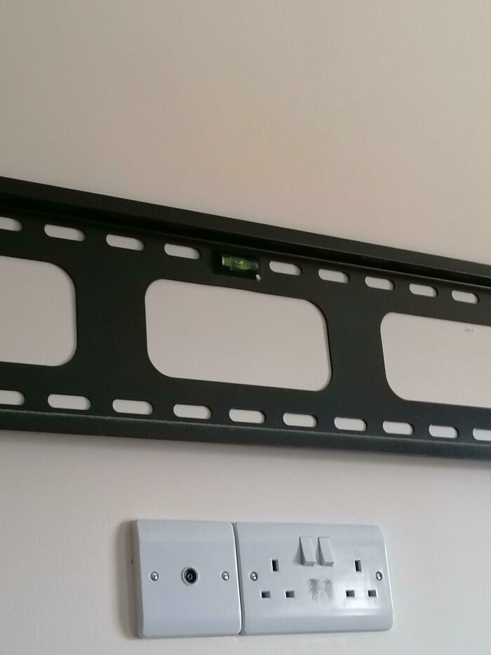 La base para la tele tiene un nivelador incluido