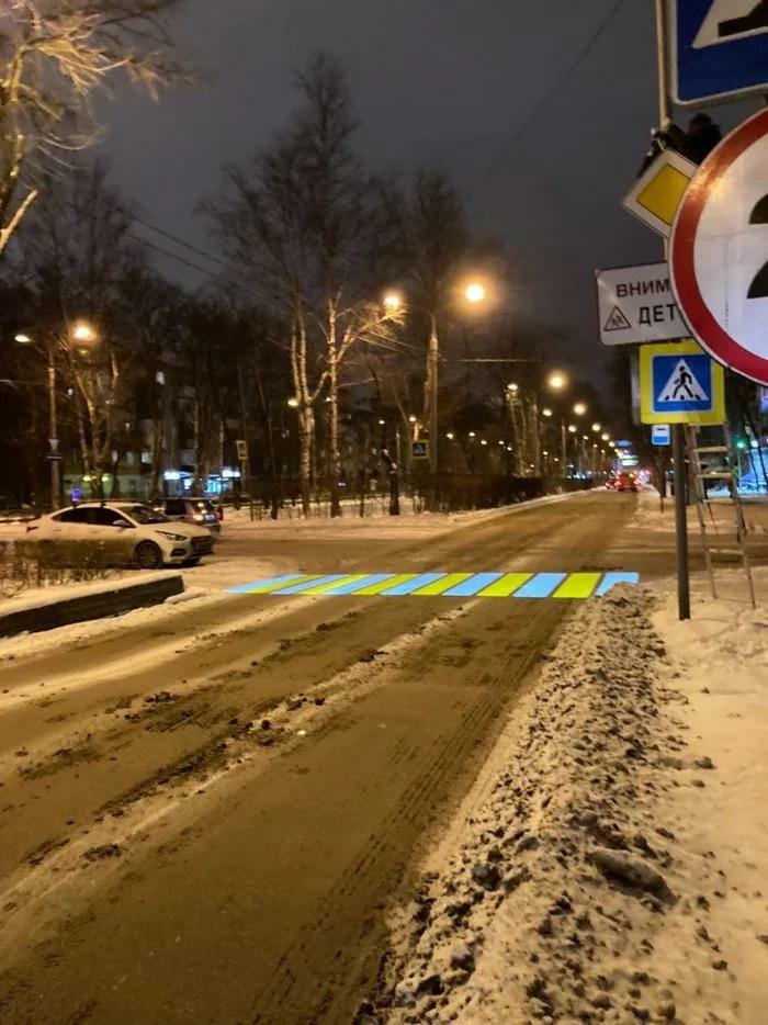 Paso de cebra proyectado en una carretera sucia en invierno