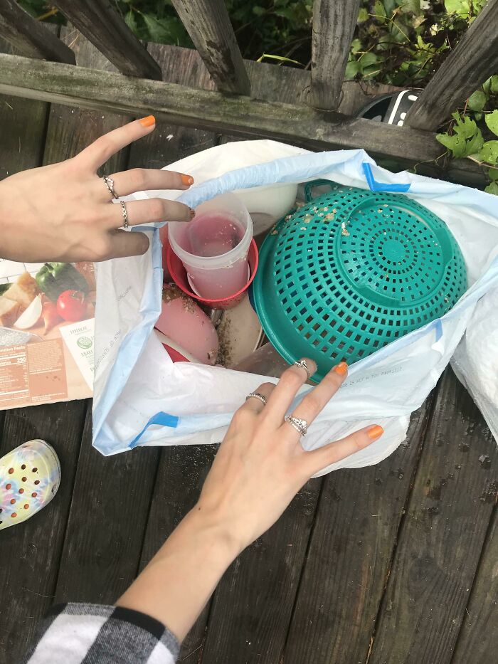 Mi compañero tira a la basura los platos y demás para no tener que lavarlos (yo compré todos los platos y cubiertos)