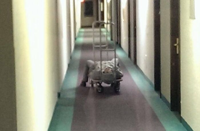 Trabajo el turno de noche en un hotel esta nochevieja. Este tipo se ha tirado 10 minutos convenciéndome de que su habitación es la 227. No tenemos 227, se ha equivocado de hotel. Feliz año nuevo