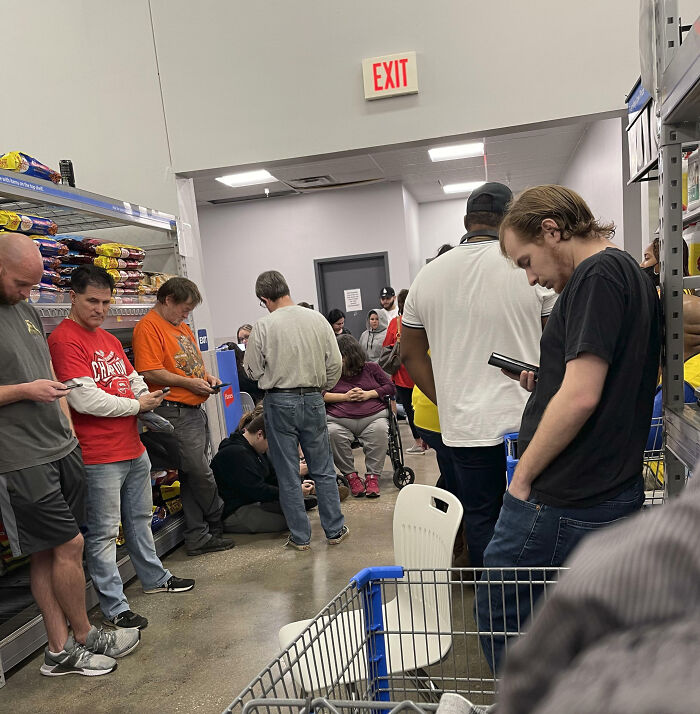 Aviso por tornado en Año nuevo, estamos atrapados en un supermercado