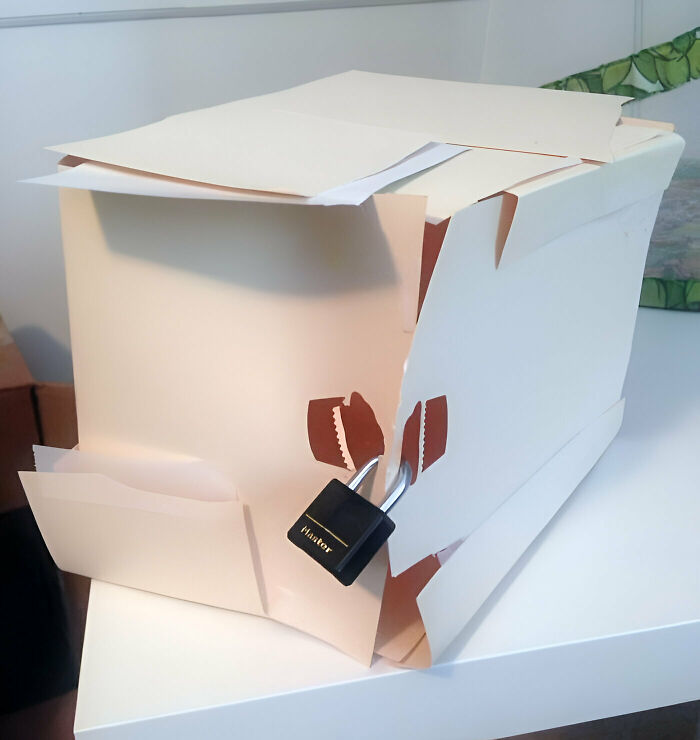 Mi hija ha hecho su propia caja fuerte de banco. Es más segura que las que usamos en Chipre
