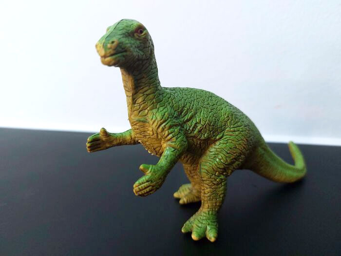 Este dinosaurio con manos humanas