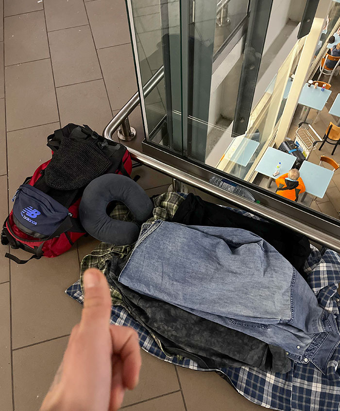 Mi cama el día de Navidad. Llevo 3 días tirado en un aeropuerto