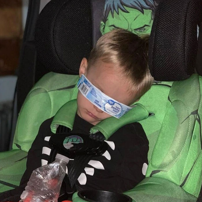 Mi hijo de 4 años ha arrancado la etiqueta de la botella de agua, se la ha puesto en los ojos y se ha dormido así
