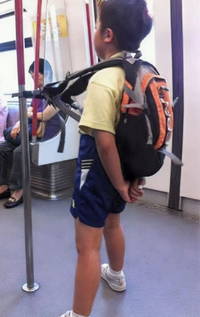 Niño ingenioso en el tren