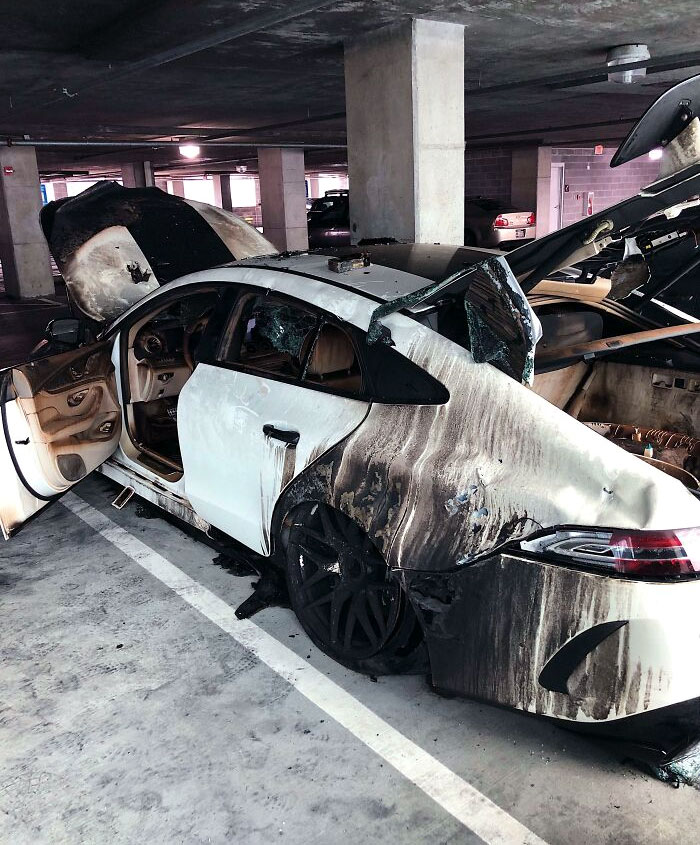 A mi vecino se le ha incendiado el Mercedes en Nochevieja