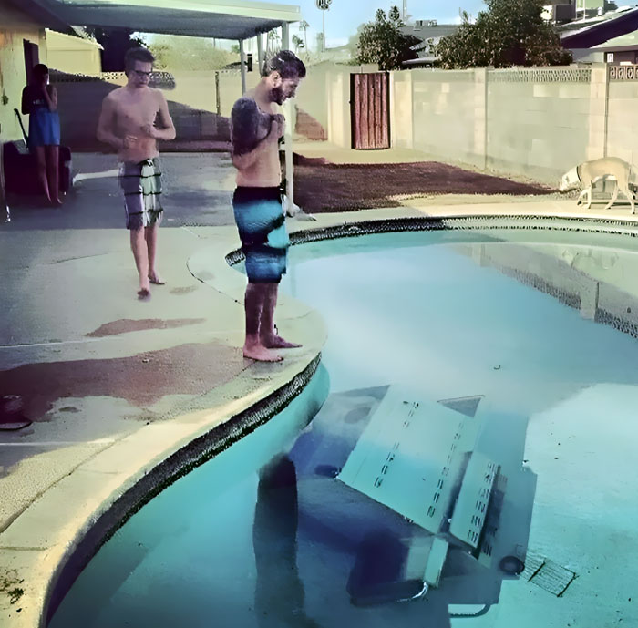 A alguien se le ocurrió en la fiesta de Nochevieja empujar la barbacoa a la piscina