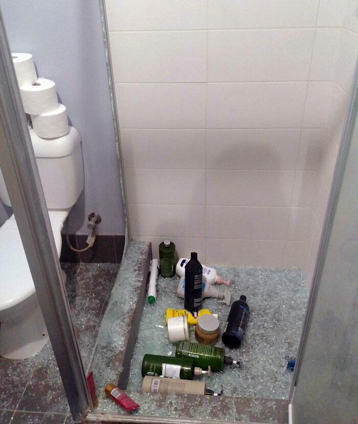 Feliz año nuevo, la mampara de la ducha decidió explotar a la 1 de la mañana