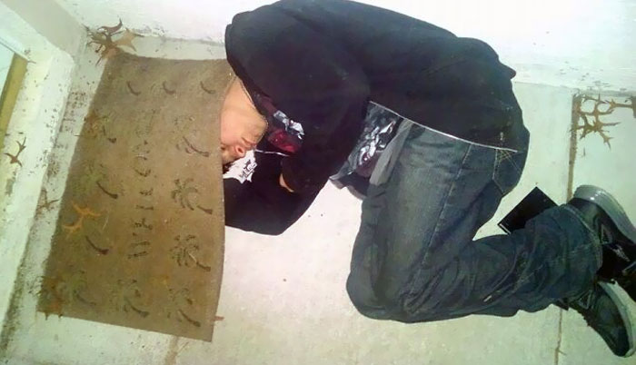 Volviendo a casa del trabajo a las 2 AM y el hijo del vecino está durmiendo en la entrada tras celebrar demasiado el Año nuevo