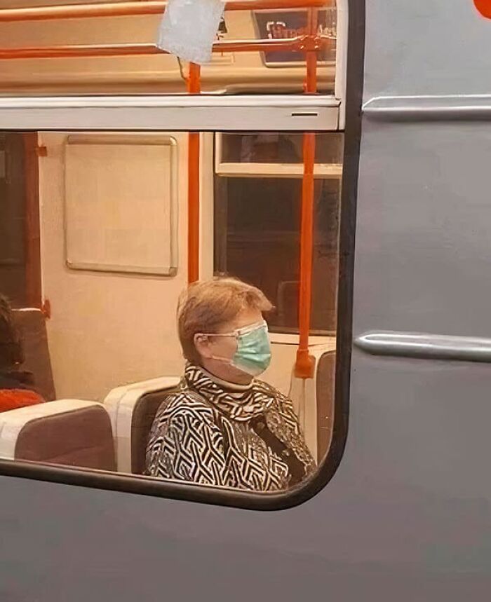 44 Times People Spotted Such Weird And Funny Things On The Subway, They Just Had To Share