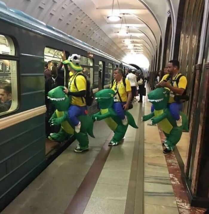 44 Times People Spotted Such Weird And Funny Things On The Subway, They Just Had To Share