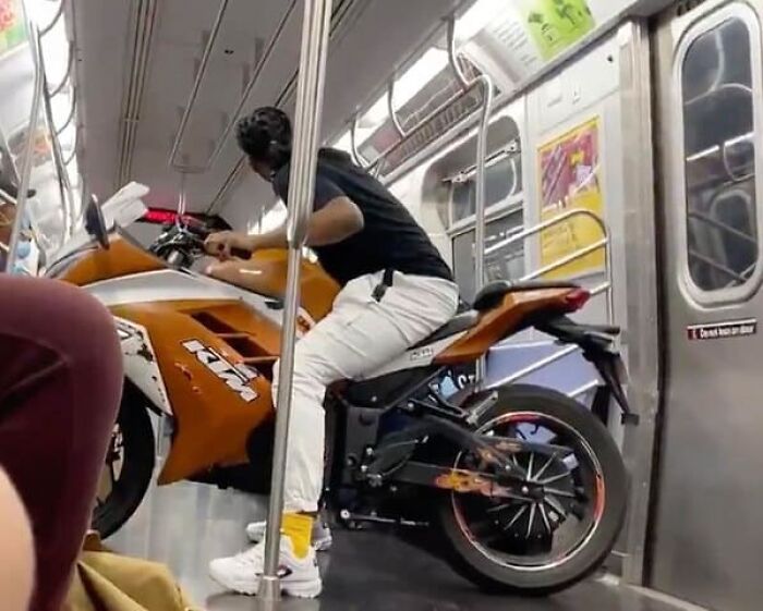 44 Times People Spotted Such Weird And Funny Things On The Subway, They Just Had To Share