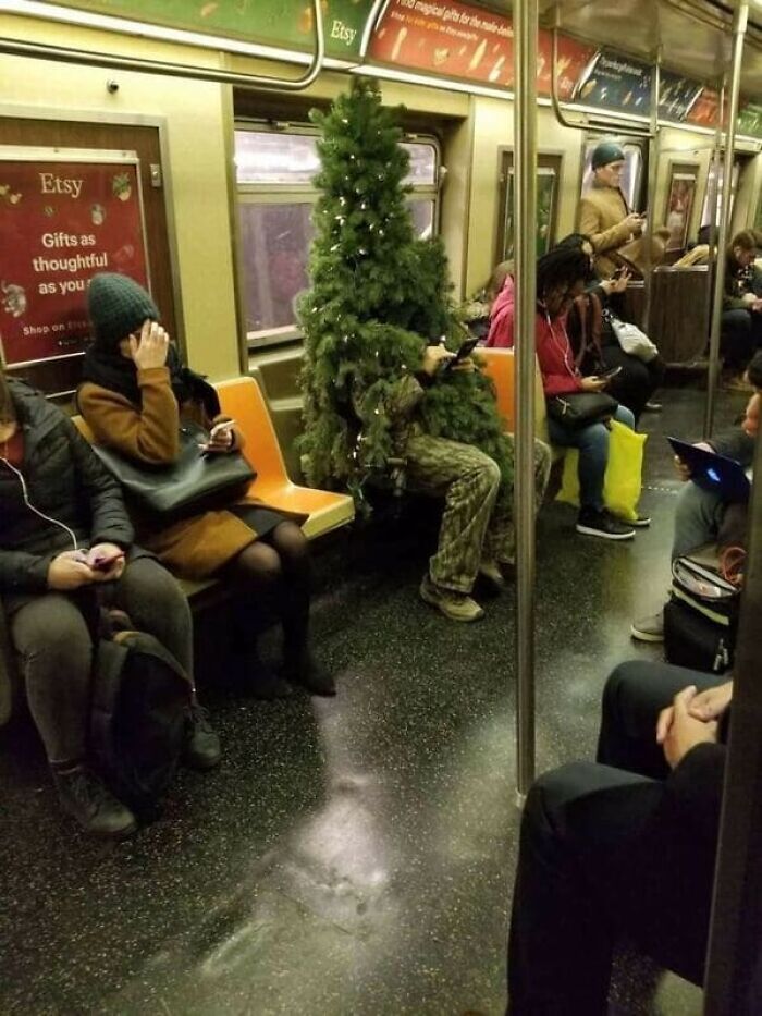 44 Times People Spotted Such Weird And Funny Things On The Subway, They Just Had To Share