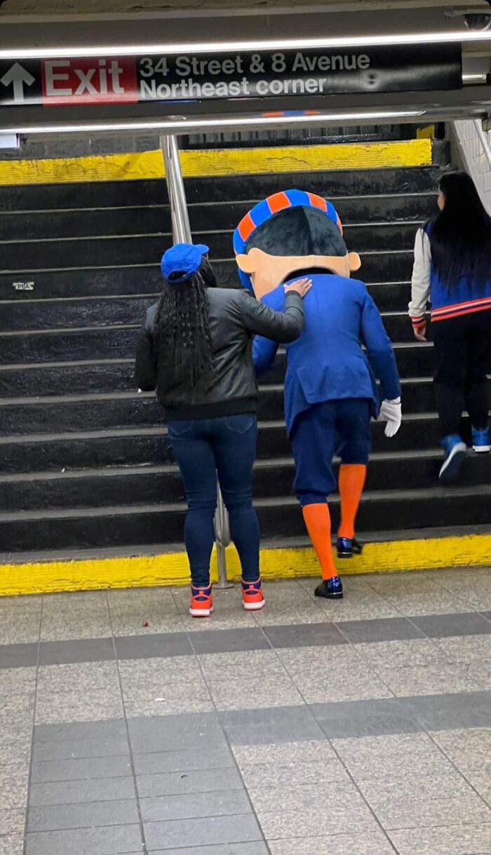 44 Times People Spotted Such Weird And Funny Things On The Subway, They Just Had To Share