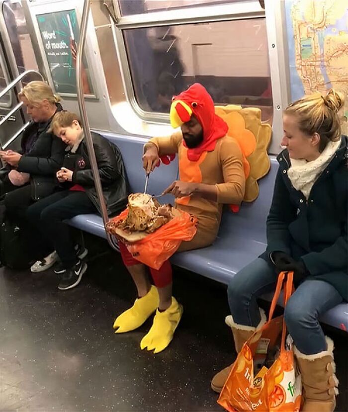 44 Times People Spotted Such Weird And Funny Things On The Subway, They Just Had To Share