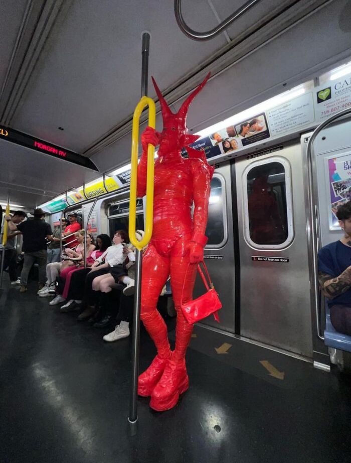 44 Times People Spotted Such Weird And Funny Things On The Subway, They Just Had To Share