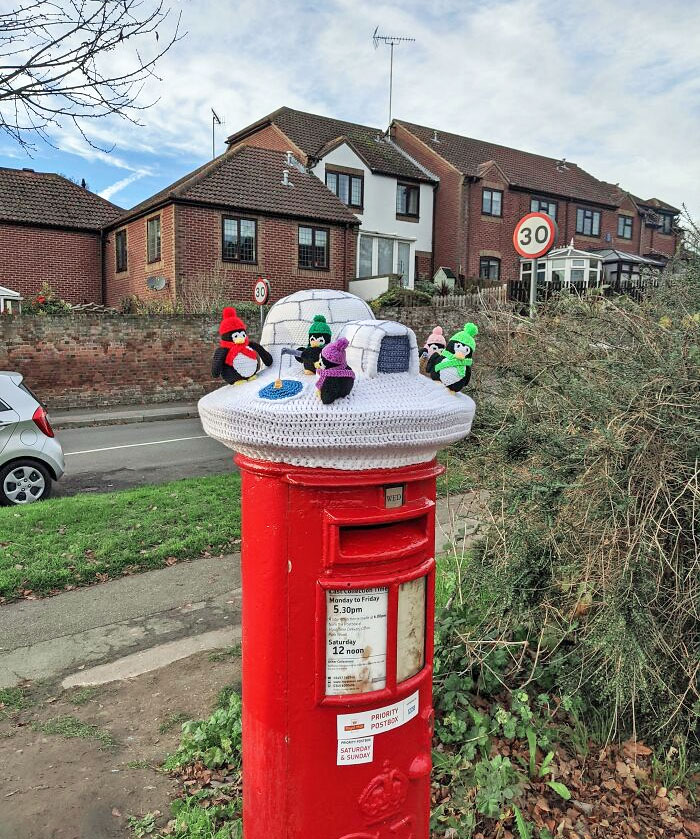 Cada 1 de Diciembre alguien pone un "gorro" tejido a mano en el buzón de mi calle. Es adorable