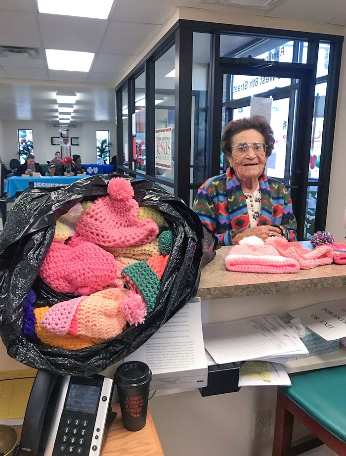 Esta mujer trae una bolsa de gorros al refugio cada año, se pasa los 12 meses tejiéndolos
