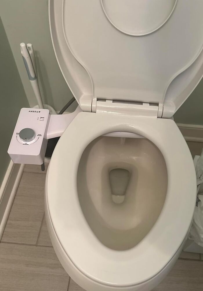 Dile adiós al papel higiénico y hola al spray que trae alegría a tu trasero. Este bidé accesorio es lo que nunca supiste que necesitabas