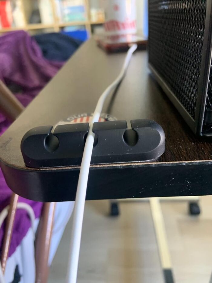 Estos clips para cables son los pequeños héroes que salvan tu cordura y tu espacio