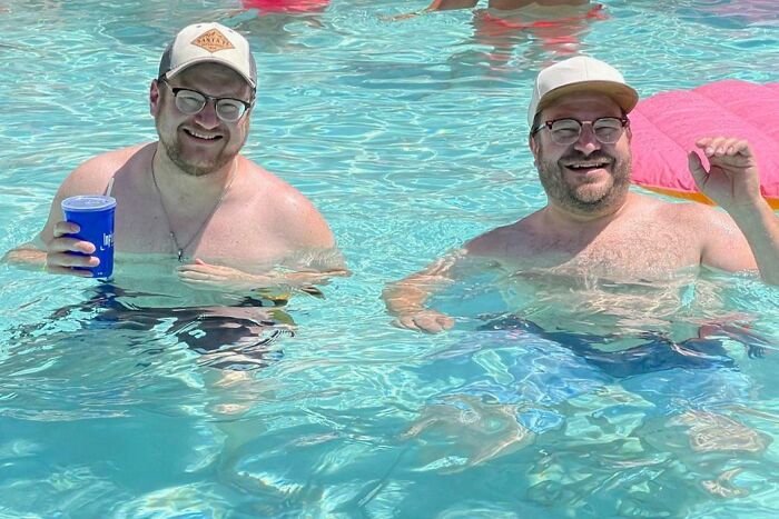 Definitivamente vivimos en una simulación. He conocido a mi doble en una piscina en Las Vegas