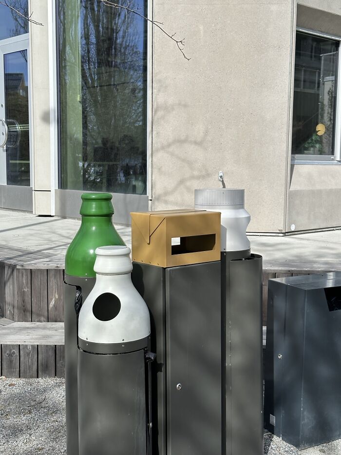 Cubos de reciclaje en Suecia mostrando qué hay que echar en ellos
