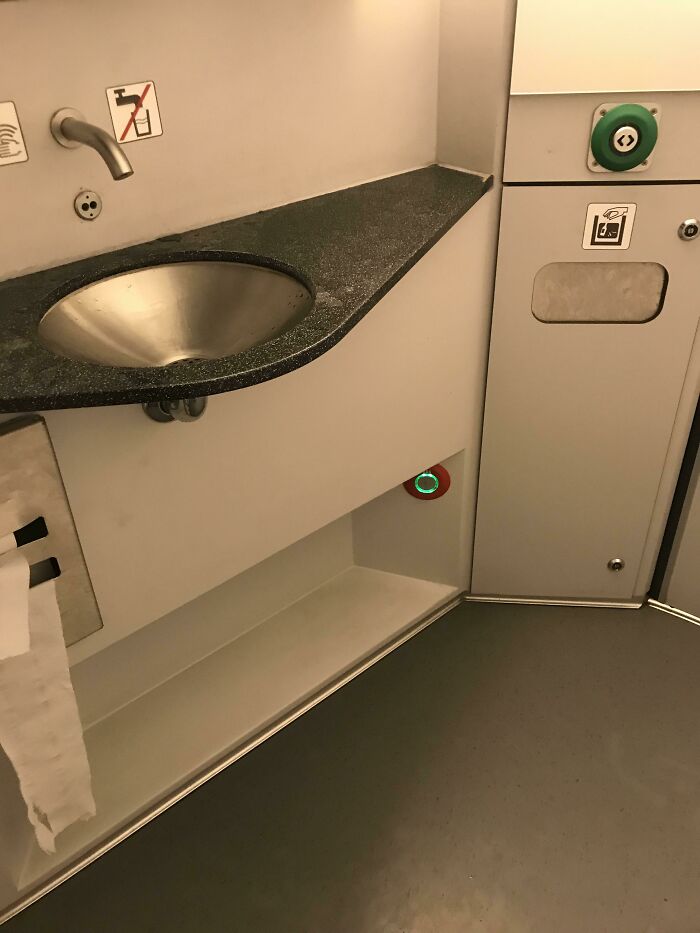 En los retretes de los trenes de Bélgica, hay un botón de SOS cerca del suelo por si alguien se cae y no se puede levantar