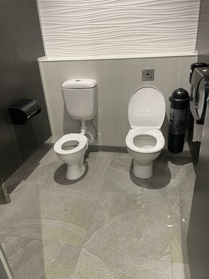 Retretes de distintos tamaños para niños y adultos en el mismo sitio, aeropuerto de Auckland, Nueva Zelanda