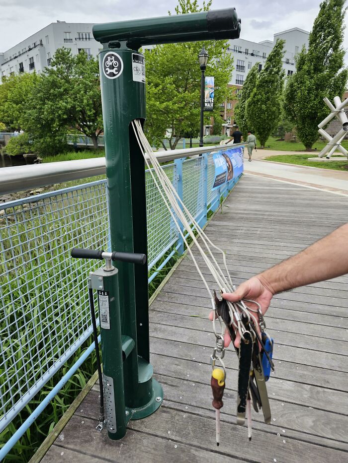 Herramientas para reparar bicicletas en un carril bici de Canadá
