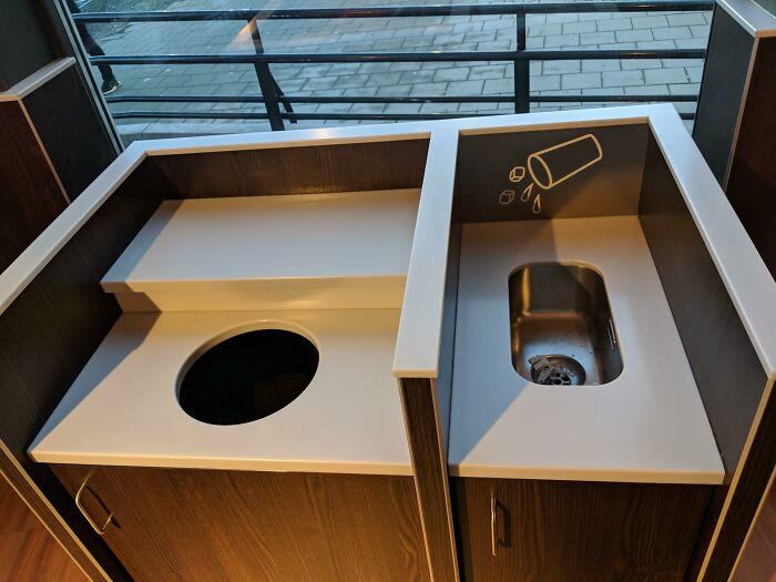 Este Burger King en Noruega tiene un lugar para vaciar tus refrescos antes de tirar el vaso