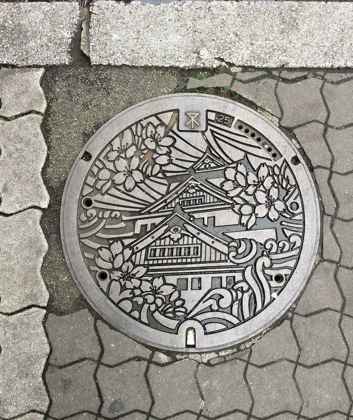 Tapa de alcantarilla en Osaka, Japón