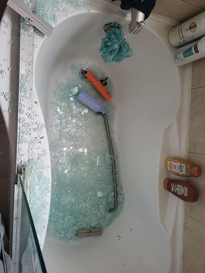 Estaba en la cama cuando escuché un ruido de cristales rompiéndose