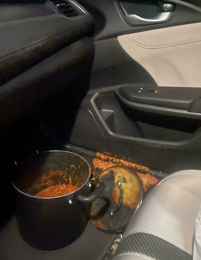 Se ha derramado toda la tinga en mi coche nuevo