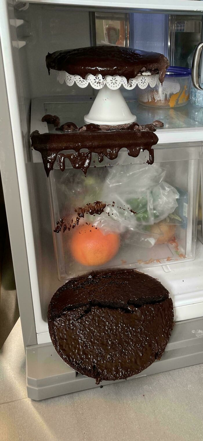 Es el cumple de mi hija y le hice una tarta. La dejé enfriar en la nevera, pero al ir a comprobar cómo iba, la encontré así