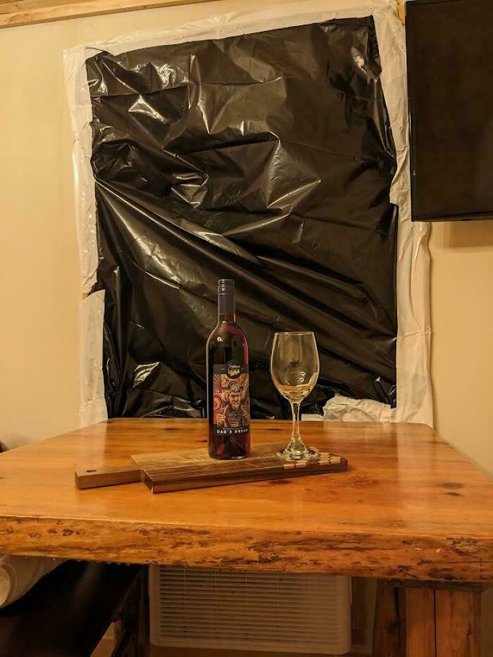 Mi esposa y yo alquilamos una cabaña. Esto es lo que encontramos al llegar