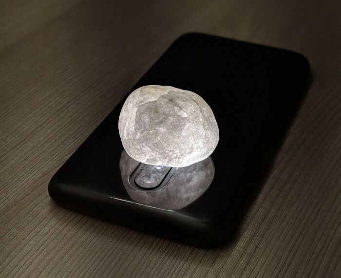 La linterna a través de esta roca hace que parezca la luna