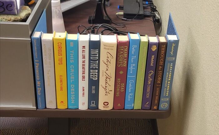 Cómo ocultar la maraña de cables con estos "libros" tan decorativos