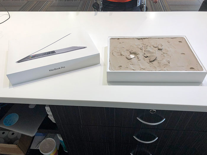 Cuando trabajaba en Apple Store, un tipo trajo un Macbook Pro que había comprado en Amazon. Esto es lo que Amazon le envió