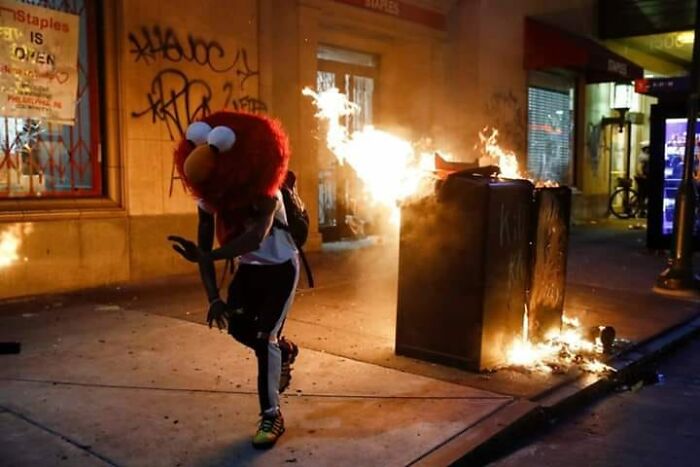 37 Bizarre Human Moments, As Shared On “Humans Doing Human Things” (New Pics)