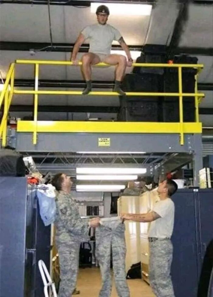 37 Bizarre Human Moments, As Shared On “Humans Doing Human Things” (New Pics)