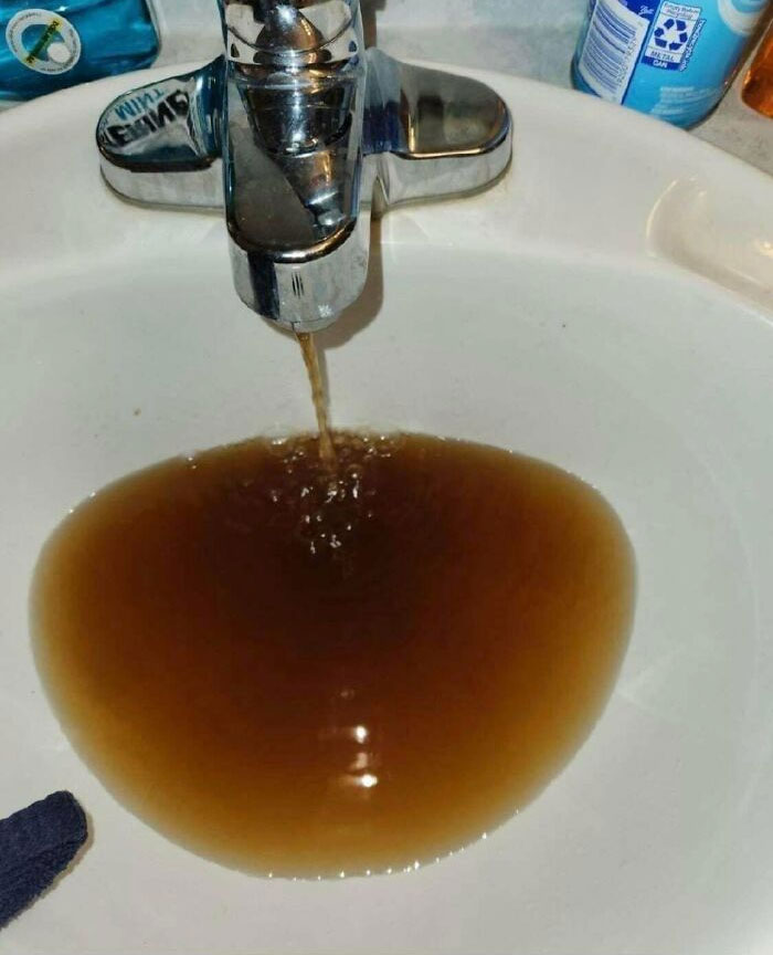 He trabajado 12 horas limpiando retretes y no me puedo duchar porque nuestra agua huele fecal