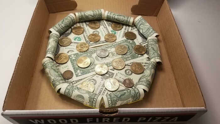 Mi abuelo me ha hecho una pizza con dinero para regalarme