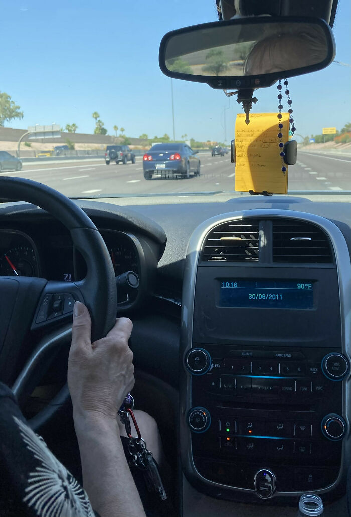 Mi madre usa el portamóviles del coche para poner las direcciones escritas en papel