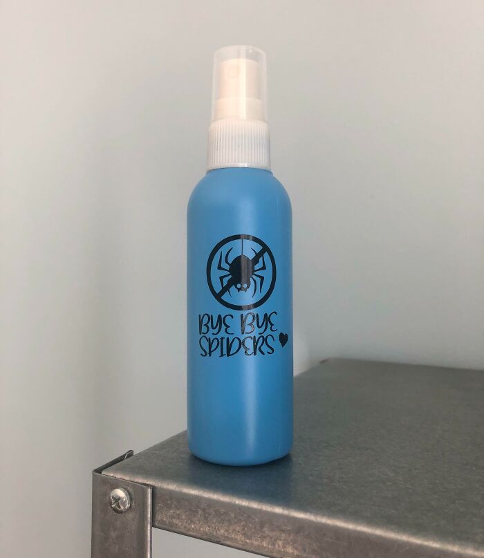 A mi hija le aterran las arañas. Puse ambientador y agua en este spray y lo va echando por la casa donde no quiere que haya arañas. Huele todo muy bien