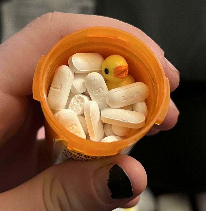 Hay un patito de goma diminuto entre mis antidepresivos